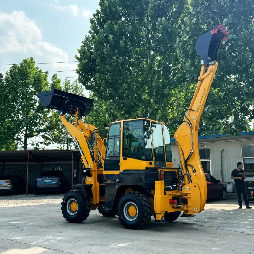 Konstruksi loader backhoe depan diperkuat sehingga cocok untuk beroperasi dalam kondisi yang sulit.