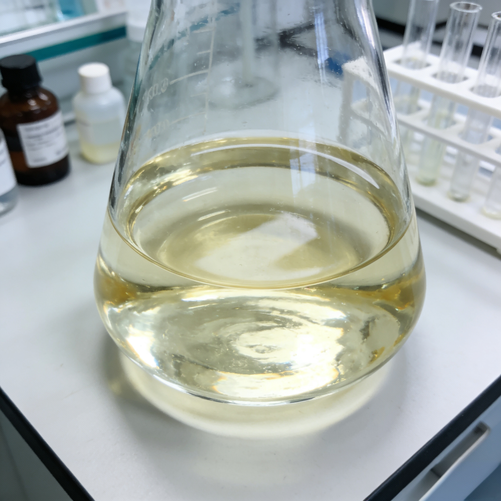 ما الفوائد المترتبة على استخدام أويليامين رقم الكاس في التصنيع؟