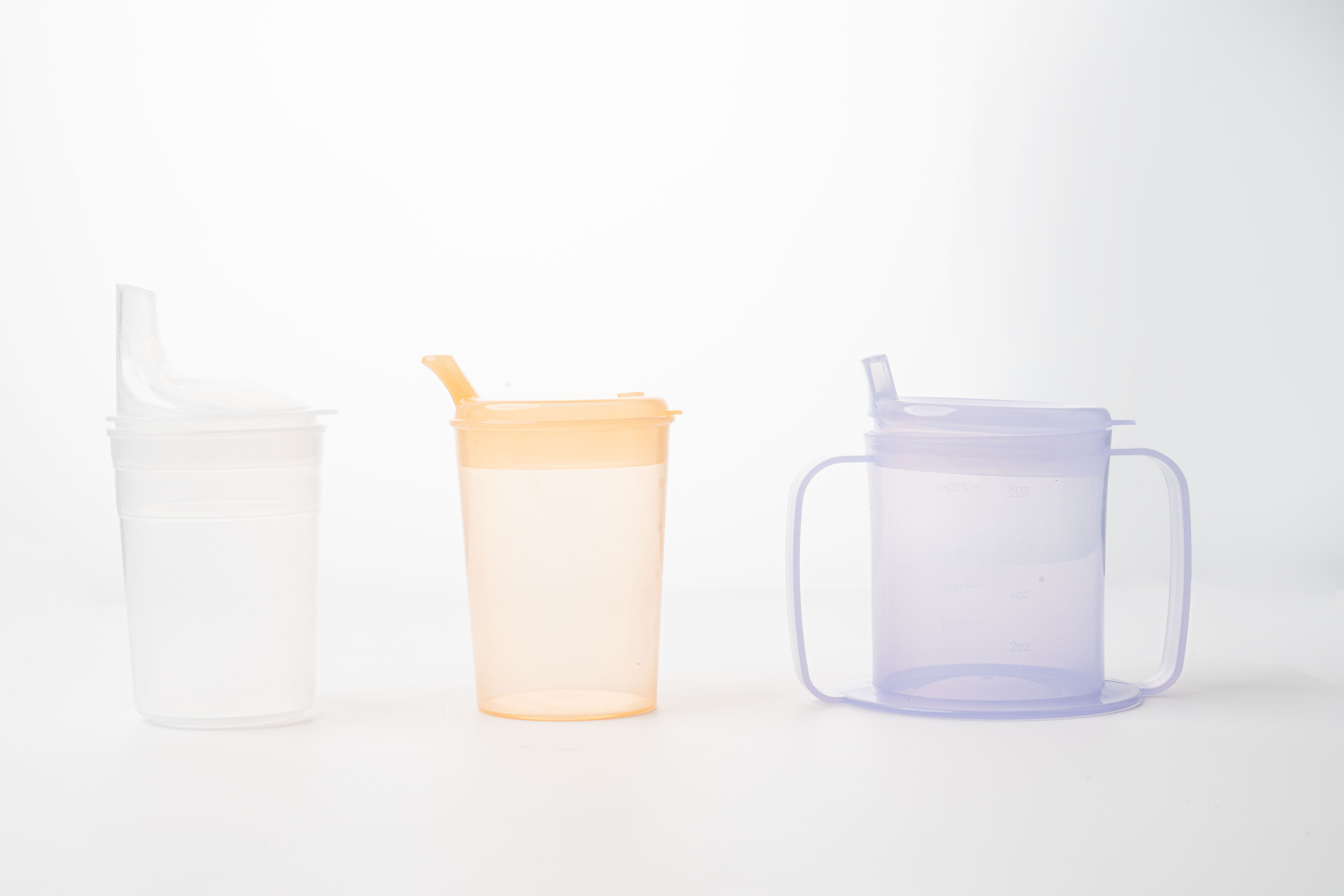 Pibell plastig unwaith â chegliad