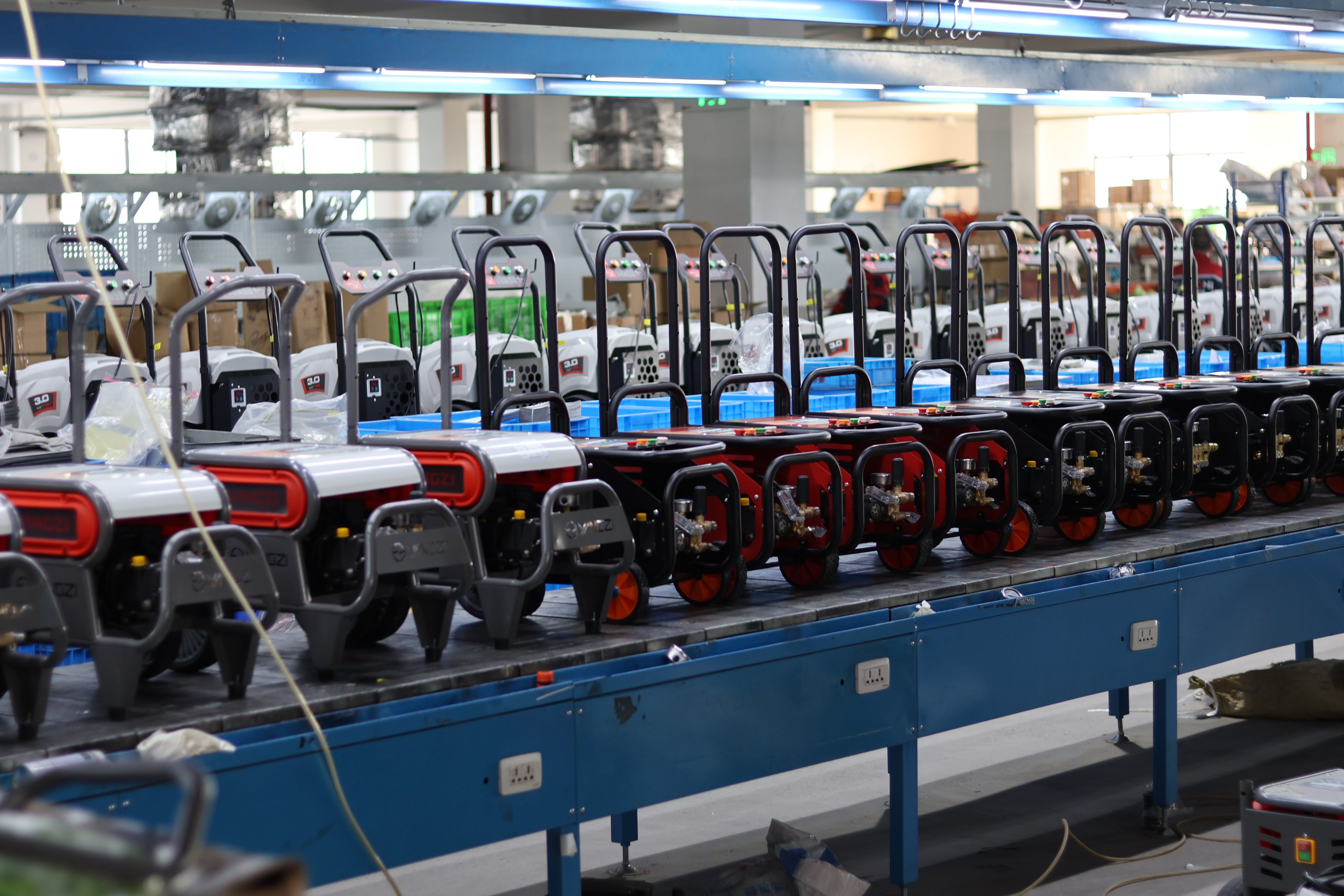 Клиент из строительной отрасли Великобритании Аарон Рамирес посетил фабрику Kaina для закупки 200 комплектов электрогенераторов