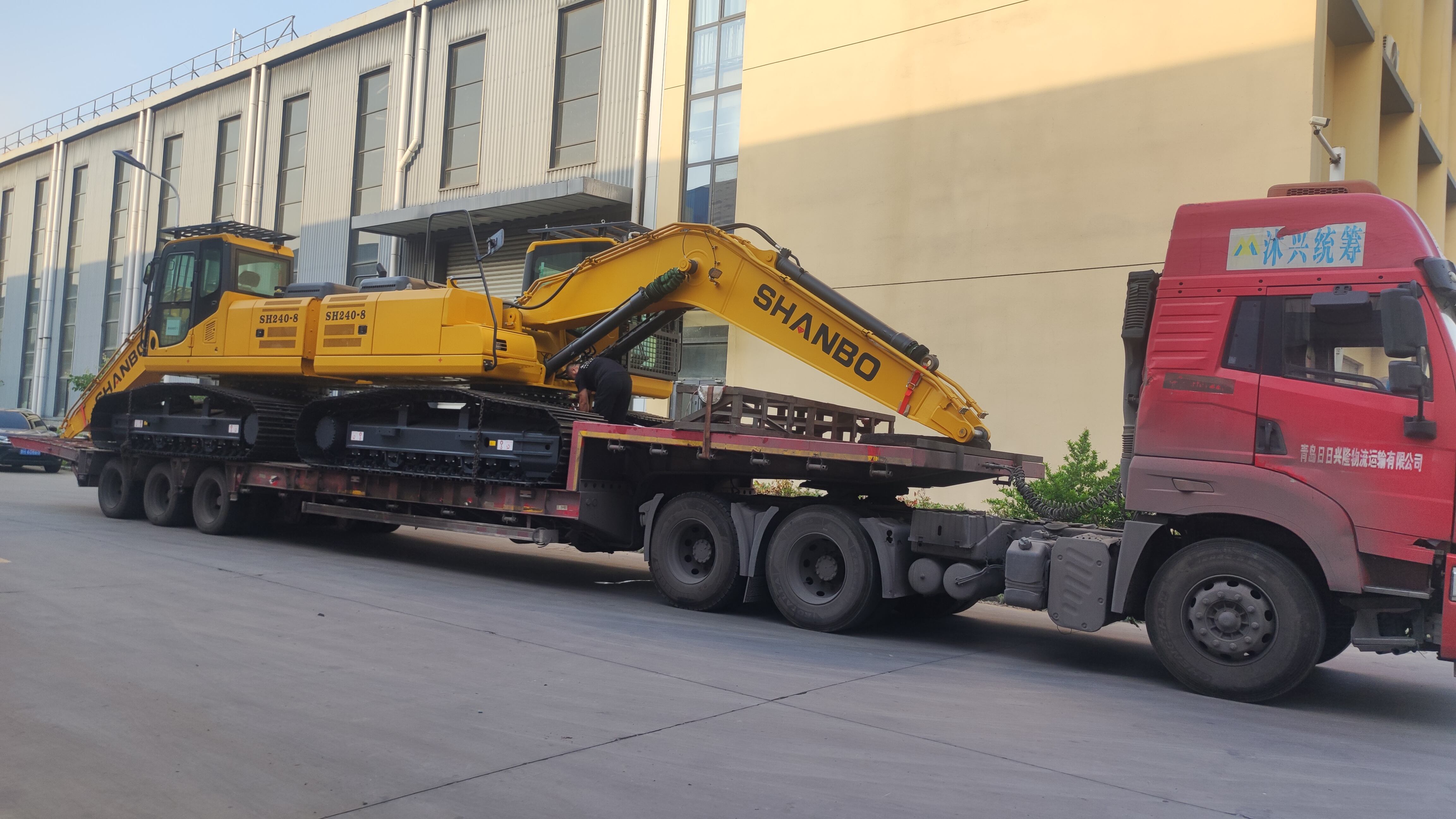 Shipping to Ecuador, sea freight has increased, and the excavator will be dismantled and shipped on a frame ship.