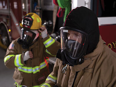 Máis alá das chamas: por que o combate moderno ao lume require unha capucha de partículas