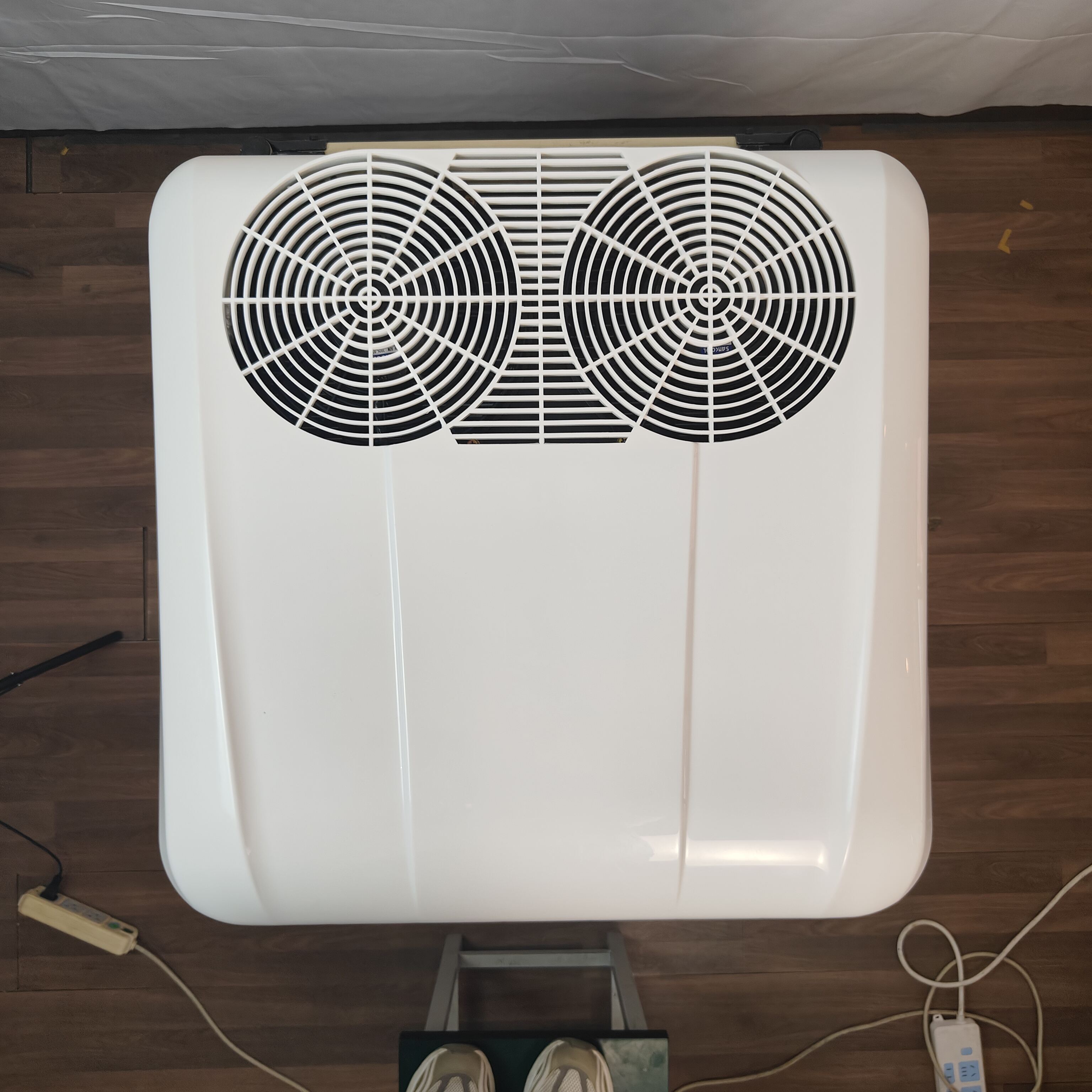 12 V/24 V Rooftop Truck Parking Air Conditioner | Lightweight 25 KG with Scroll Compressor-SR8