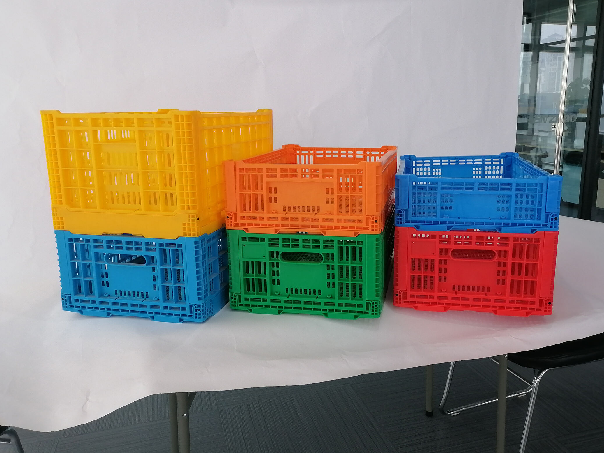 Can plastic crates be customized?