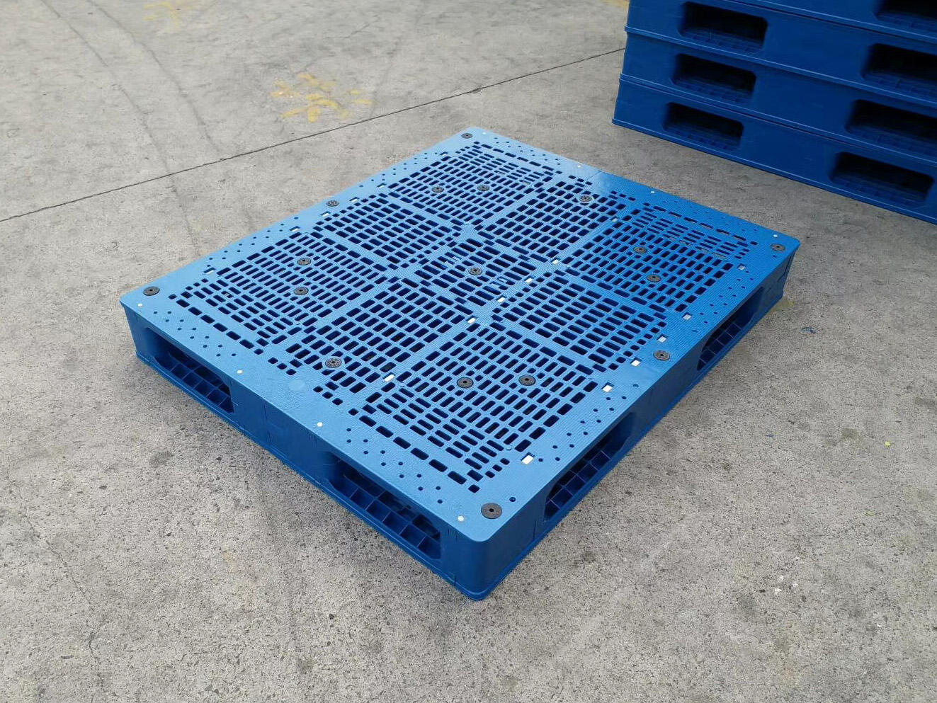 how much does a plastic pallet weight？