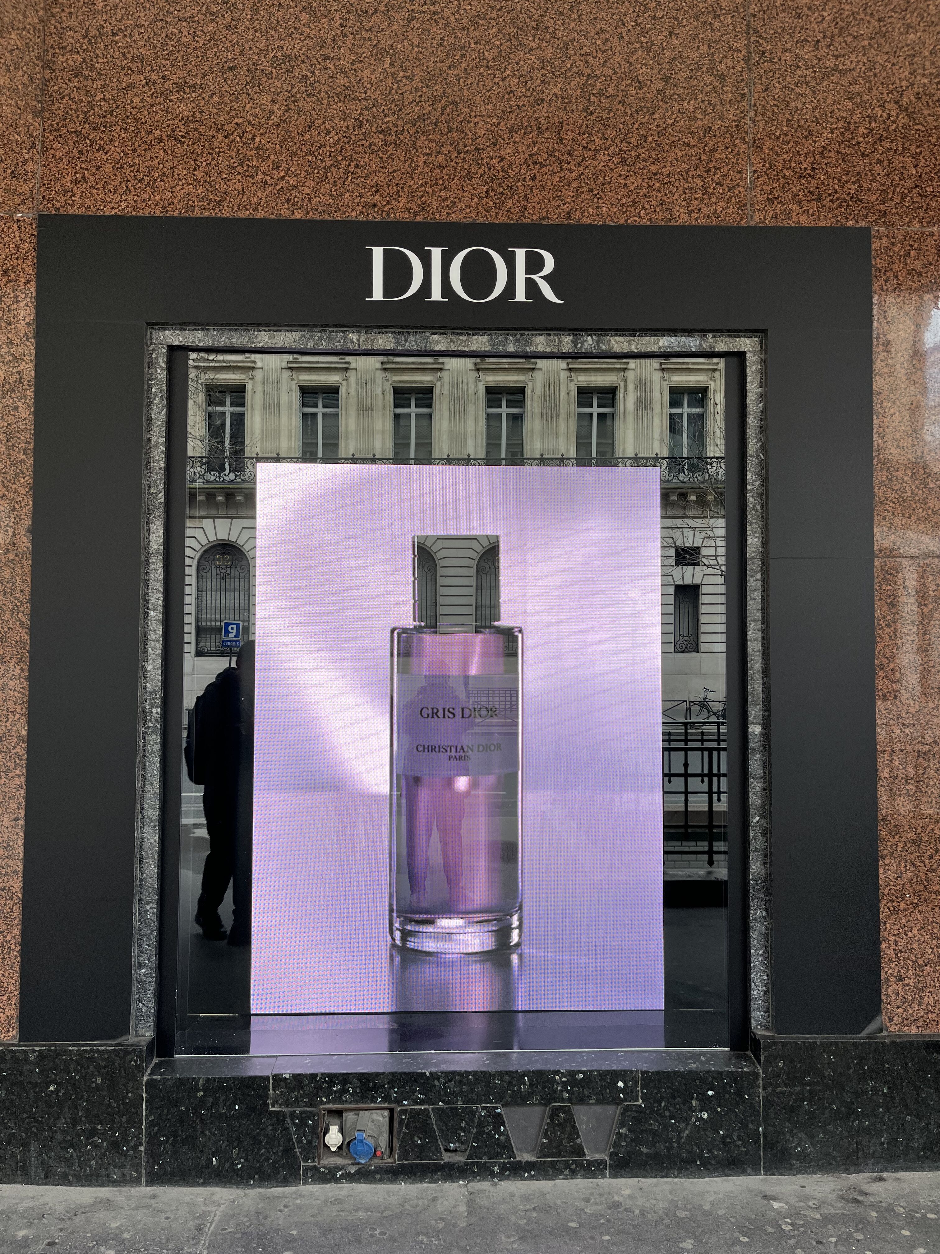 Retail storefronts? Choose the right LED display to attract more customers
