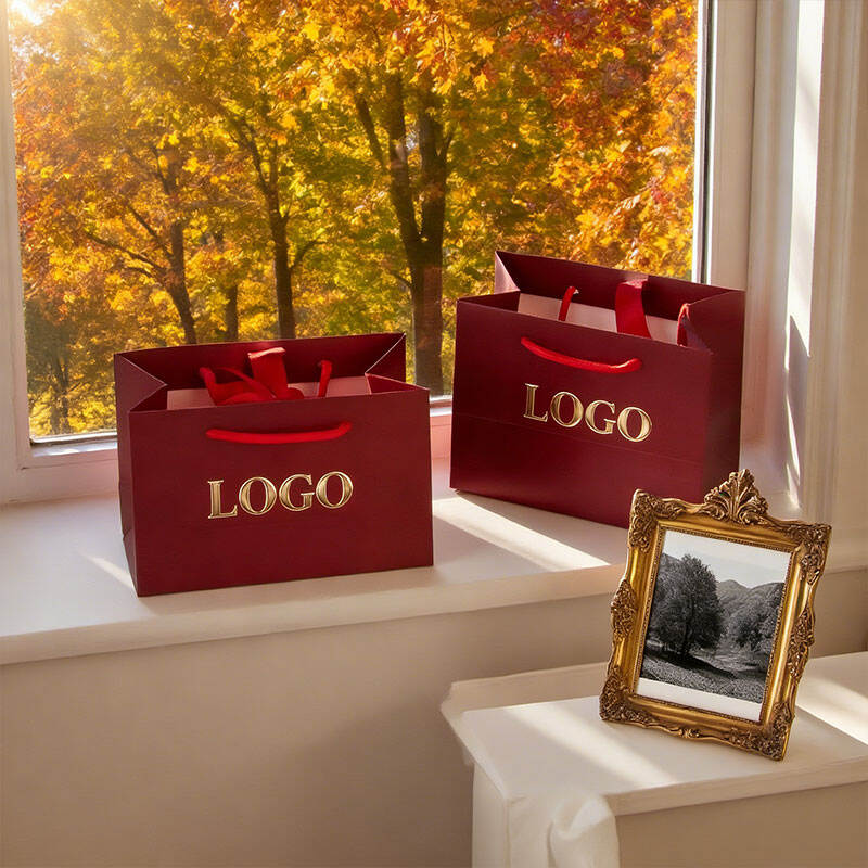 Goue Relief Warmte-Embossage Glimmende Metallieke Logo Aangepaste Papier Sak Eco Karton Inkopiespapier Sak