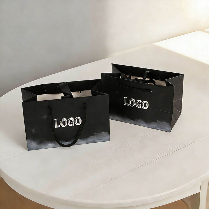 Glimmende Metallieke Silwer Warmte-Embossage Logo Aangepaste Papier Sak Kantwerk Op Geskenk Kosmetiese Papier Sak Boetiekkruideniersware Aangepaste Inkopiesakke