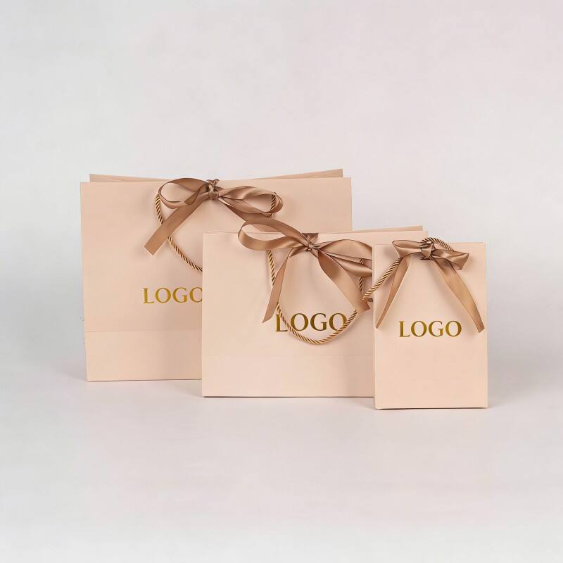 Gaveklær emballasje med varmepreslogo handlepose av papir med sløyfe og snøringsdetalj, luksus pose for boutiqueforretning, tilpassede papirposer