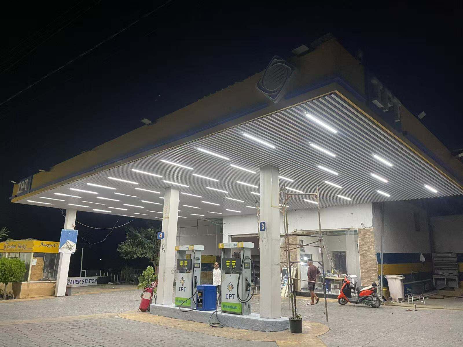 Projekt für Aluminium-Streifen-Decke an einer Tankstelle im Libanon