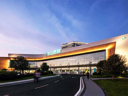 Aluminum single panel curtain wall is a widely used decorative material for building facades. It is made of aluminum alloy, and its surface can be treated with spraying, fluorocarbon coating, or film coating, offering excellent corrosion resistance, high strength, light weight, and ease of processing. Aluminum single panel curtain walls not only enhance the aesthetic appearance of buildings but also provide good thermal insulation and soundproofing effects. It is a common exterior wall decoration material in modern architecture. The material has strong wind pressure resistance and high weatherability, making it suitable for various high-rise buildings, commercial centers, and public facilities.