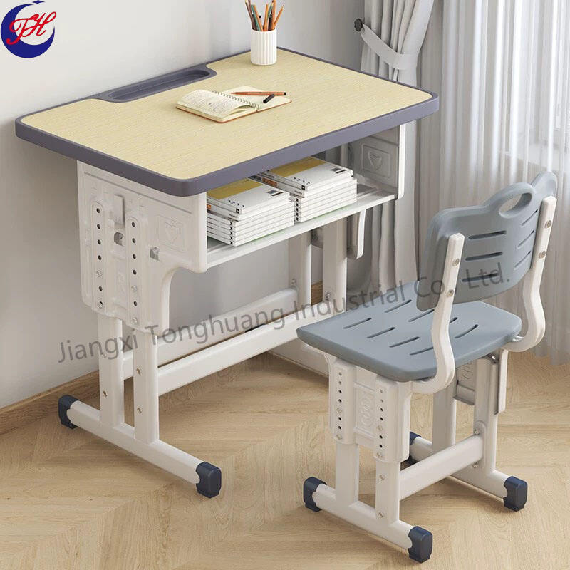 Bureaux et chaises d'étudiants