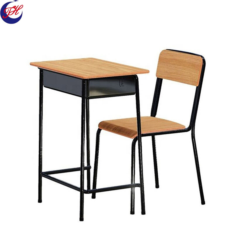Bureaux et chaises d'étudiants