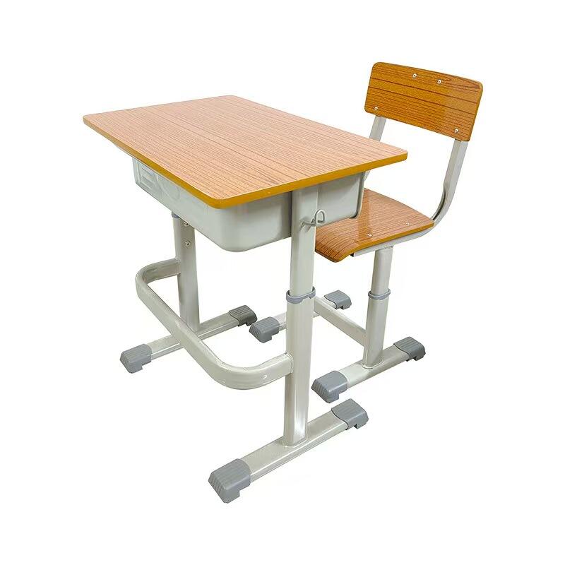 Escritorios y sillas para estudiantes