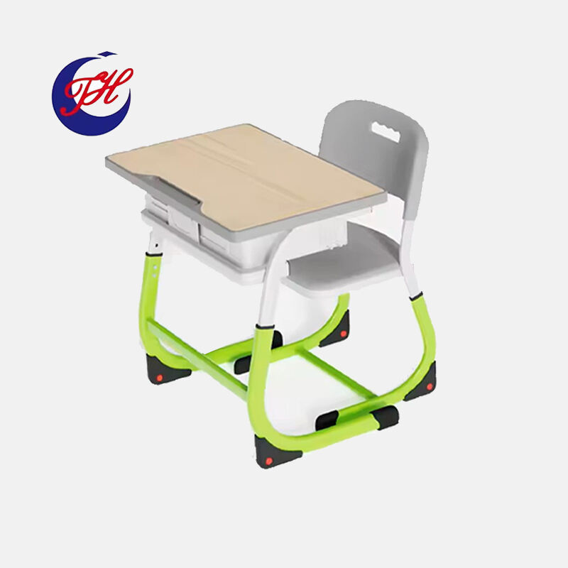 Bureaux et chaises d'étudiants