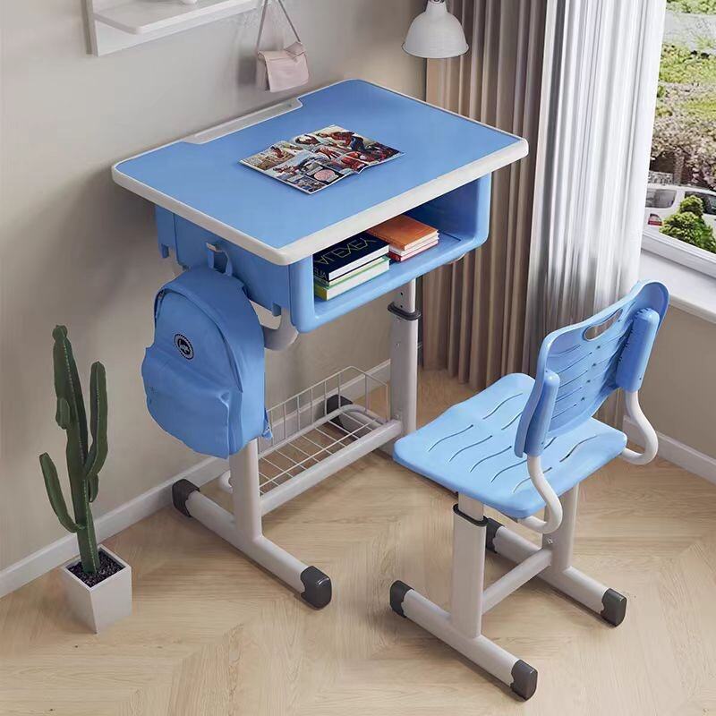 Bureaux et chaises d'étudiants