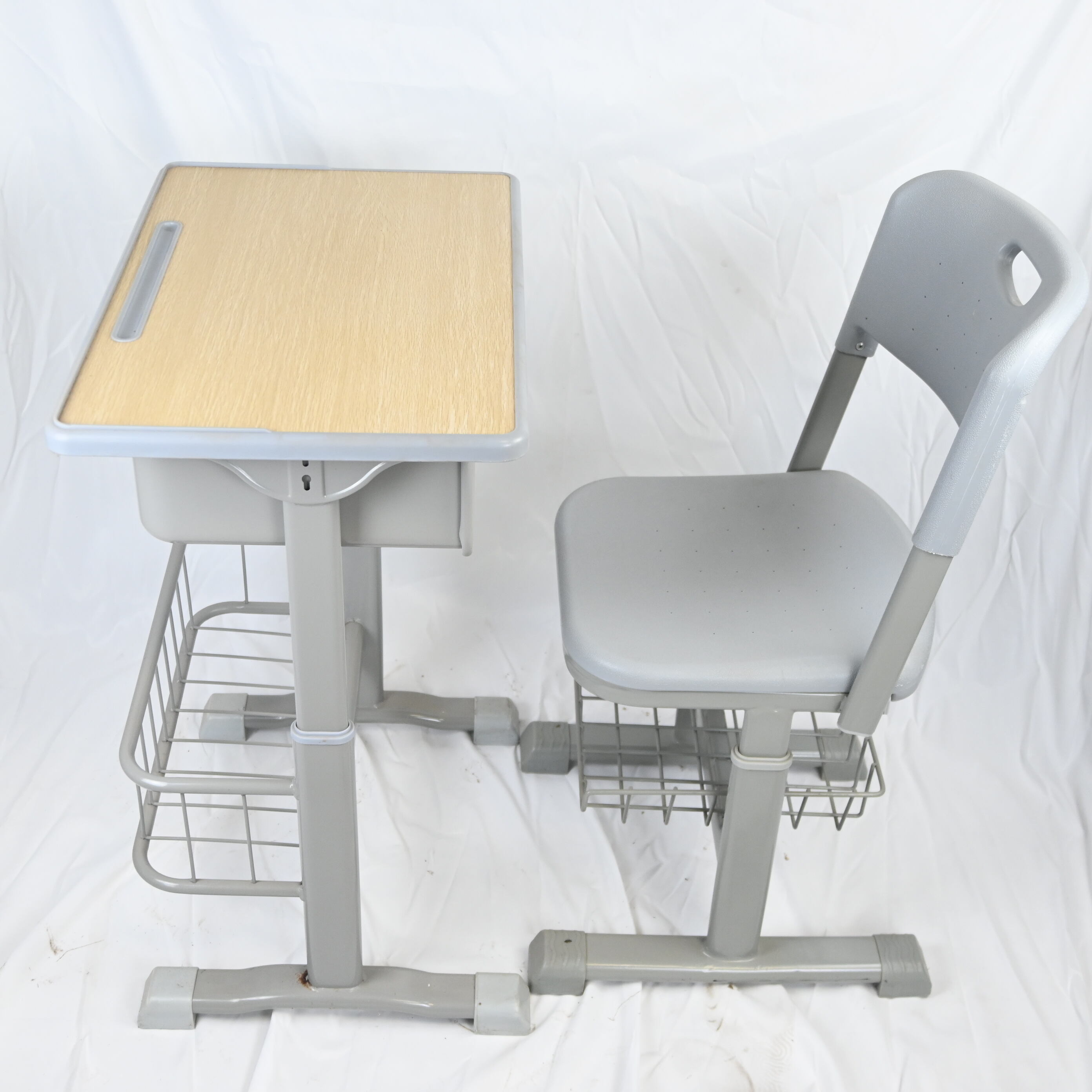 Cómo ajustar los pupitres del aula para adaptarse a estudiantes de diferentes niveles escolares?