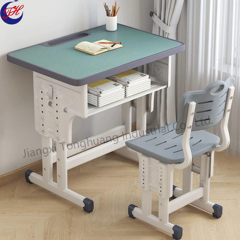 Bureaux et chaises d'étudiants