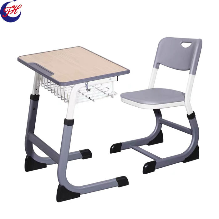 Bureaux et chaises d'étudiants