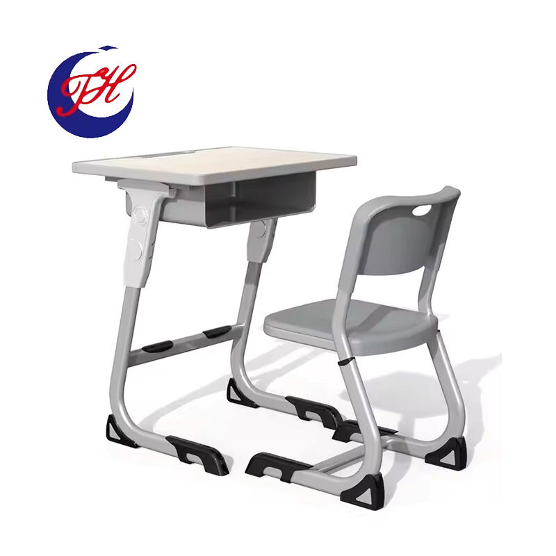 Bureaux et chaises d'étudiants