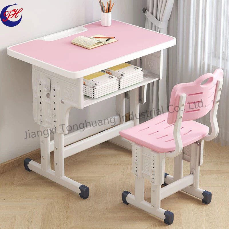 Bureaux et chaises d'étudiants