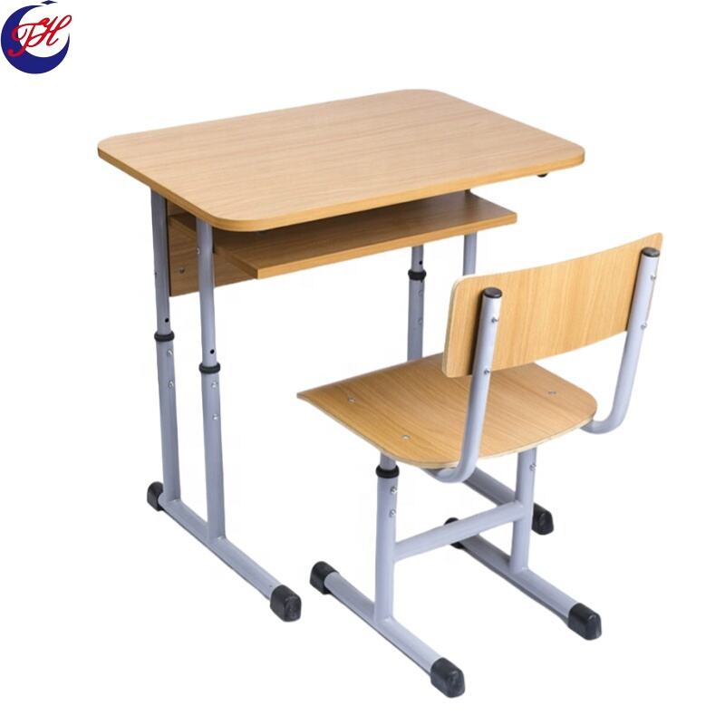 Bureaux et chaises d'étudiants