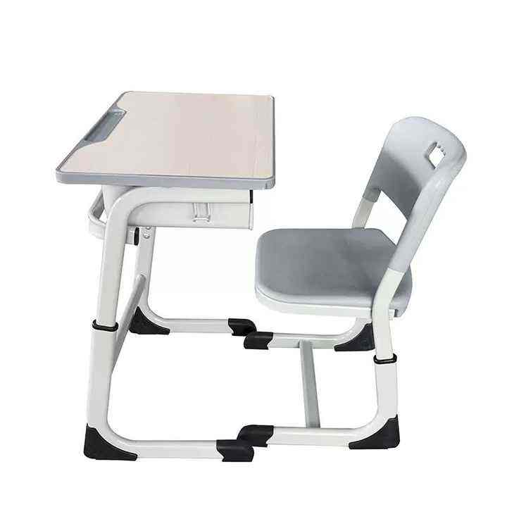 Bureaux et chaises d'étudiants