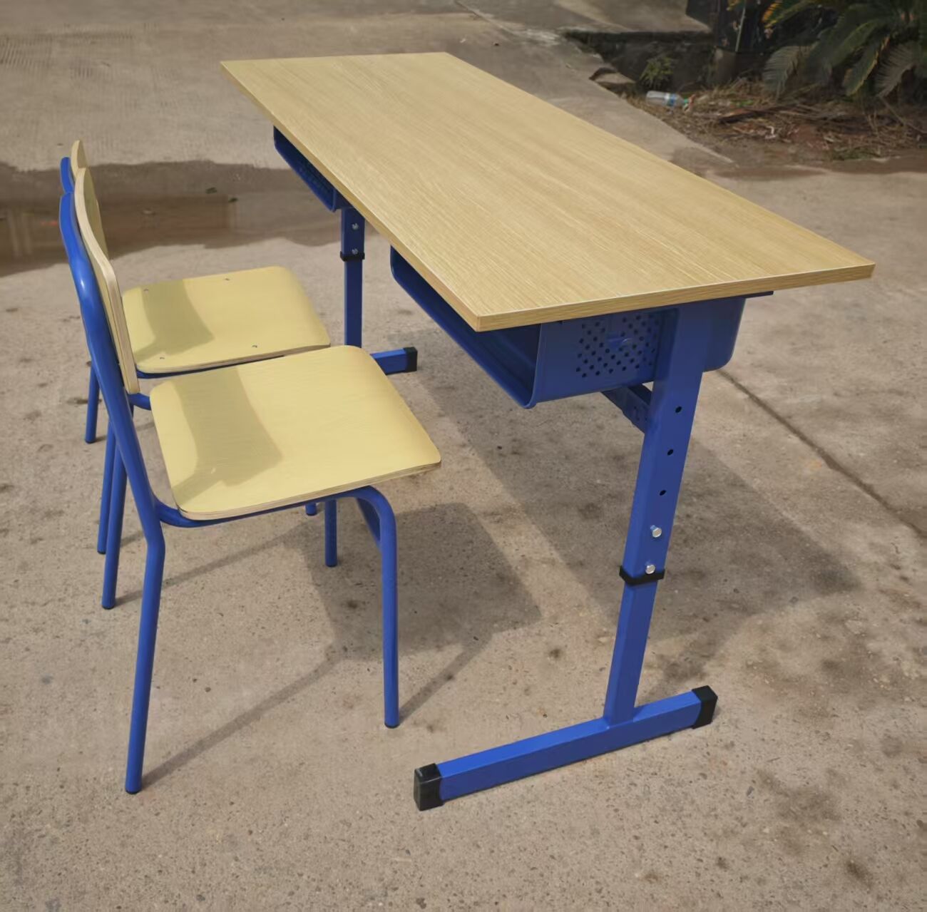 Cosa rende adatti ai lunghi periodi di utilizzo in classe i banchi e le sedie scolastici in acciaio-legno?