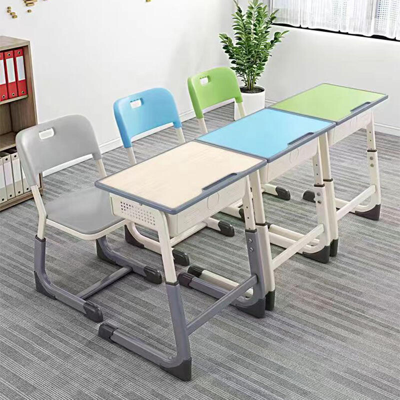 Bureaux et chaises d'étudiants