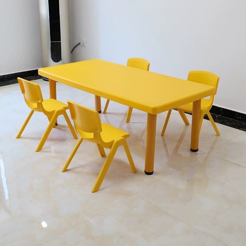 Table carrée et chaise pour enfants