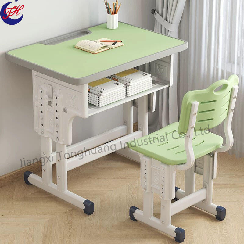 Bureaux et chaises d'étudiants