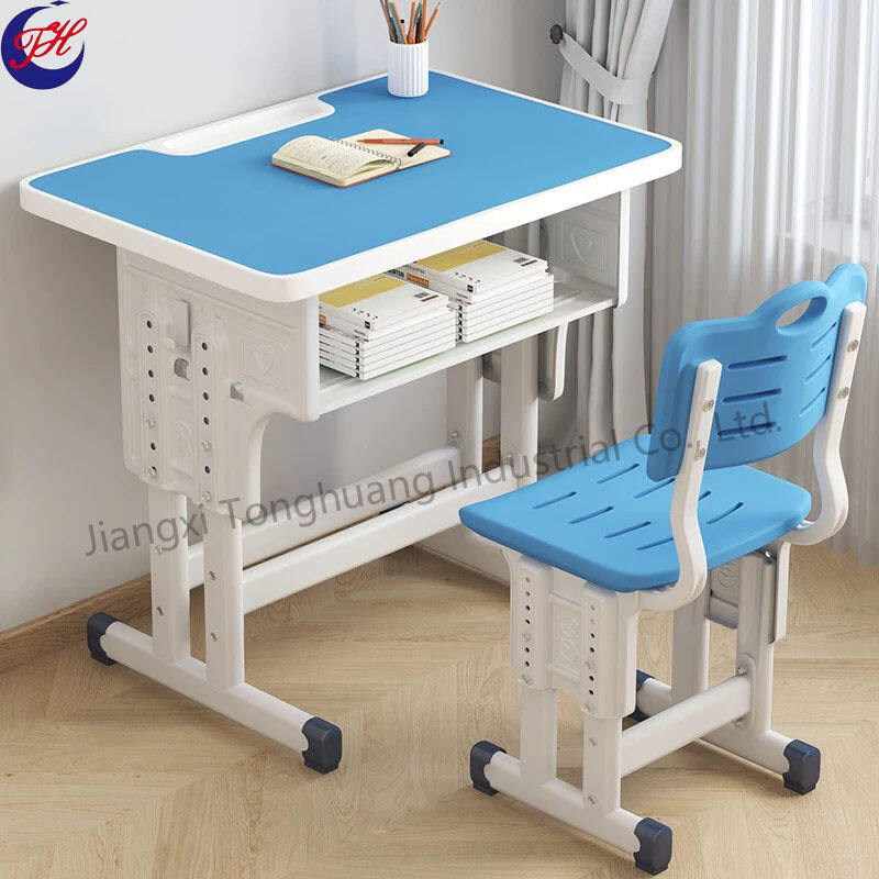 Bureaux et chaises d'étudiants