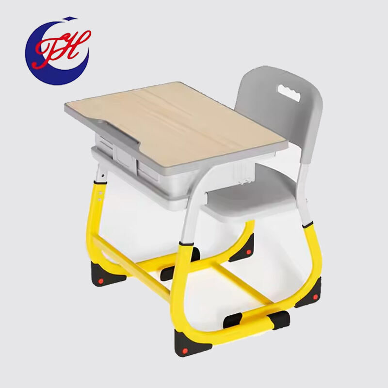 Bureaux et chaises d'étudiants