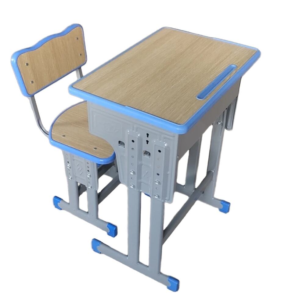 Bureaux et chaises d'étudiants