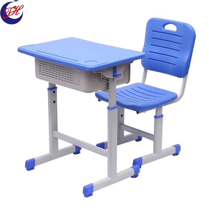 Bureaux et chaises d'étudiants