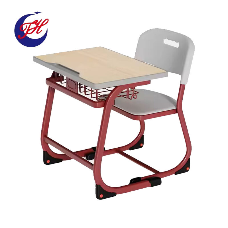 Bureaux et chaises d'étudiants