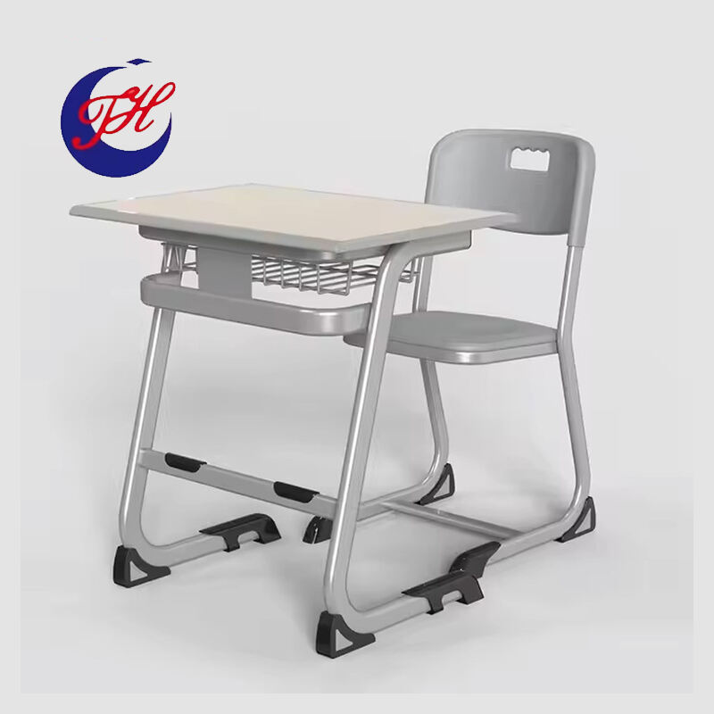 Bureaux et chaises d'étudiants