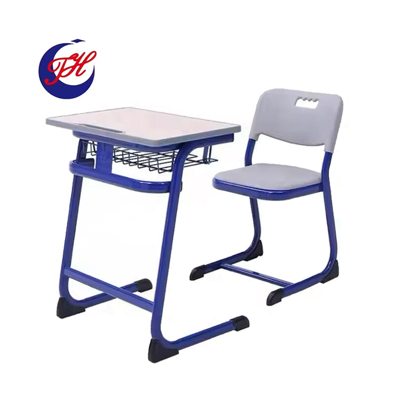 Bureaux et chaises d'étudiants