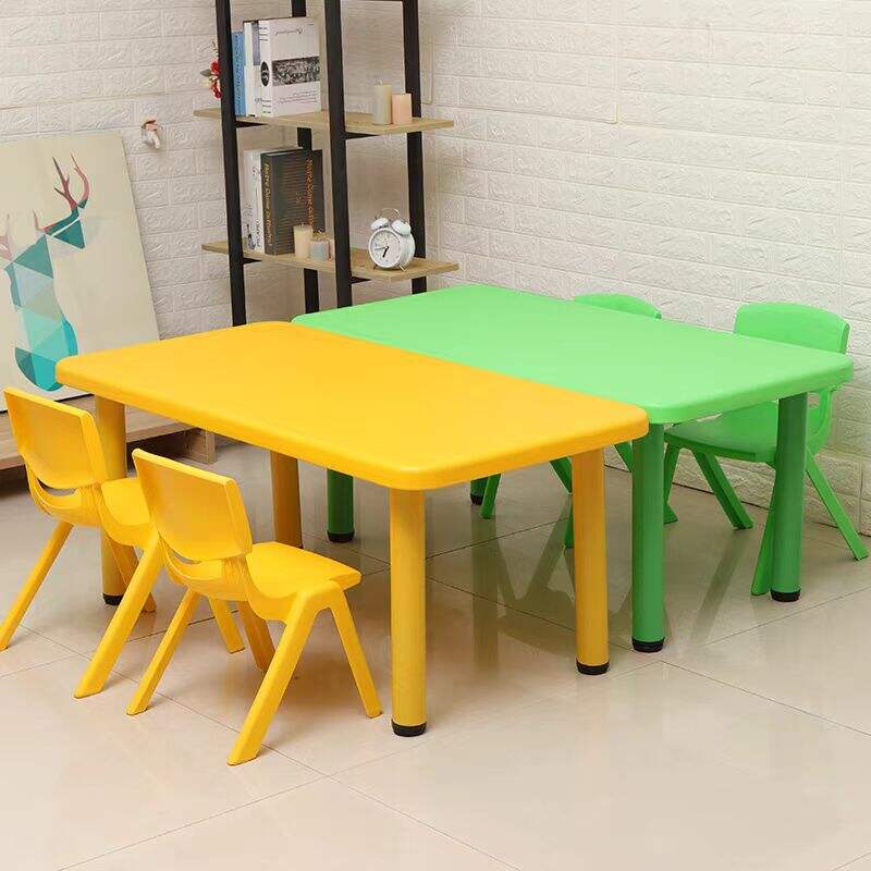 Table carrée et chaise pour enfants