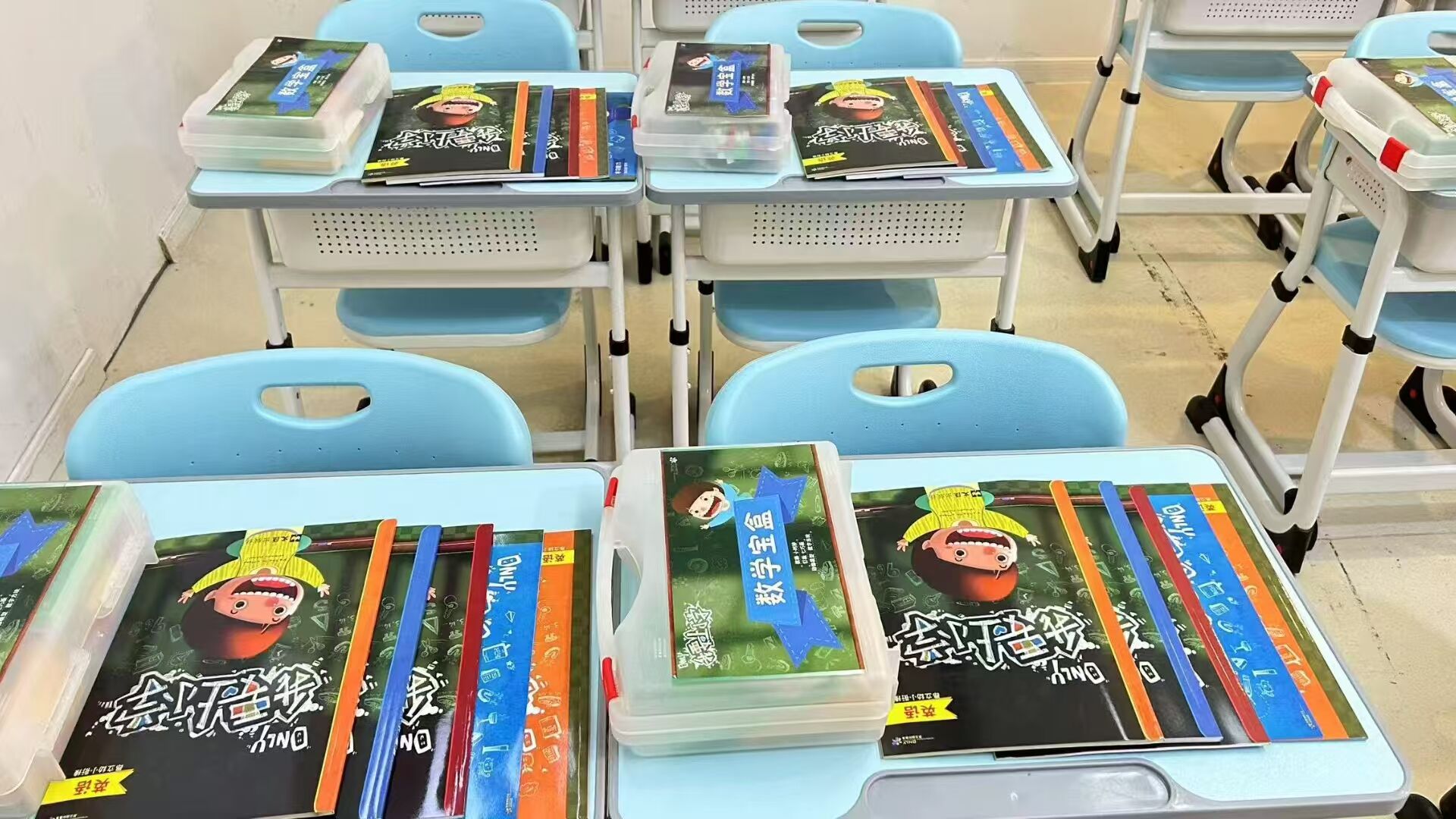 تم توريد طاولات وكراسي الطلاب من شركتنا بواسطة عملاء صينيين