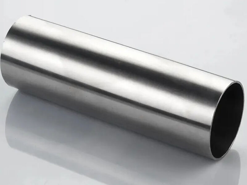 Understanding the Differences Between Carbon Steel and Stainless Steel Pipes