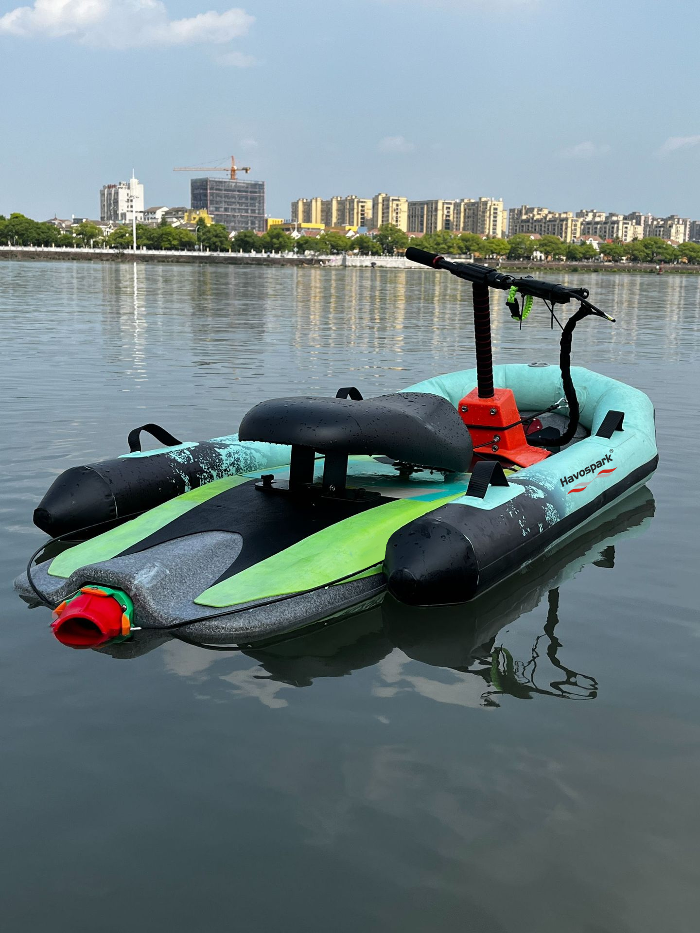 เซิร์ฟบอร์ดไฟฟ้า 20 กิโลวัตต์: ความเร็วสูงสุด 70 กม./ชม. สำหรับผู้ชื่นชอบกีฬาทางน้ำ