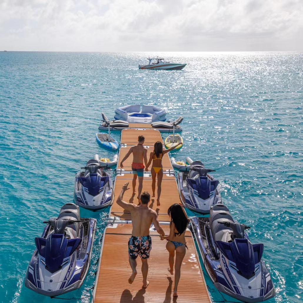 อุปกรณ์กีฬาทางน้ำแบบใดที่เหมาะกับสถานที่ท่องเที่ยวชายฝั่งที่มีวิวสวยงาม?