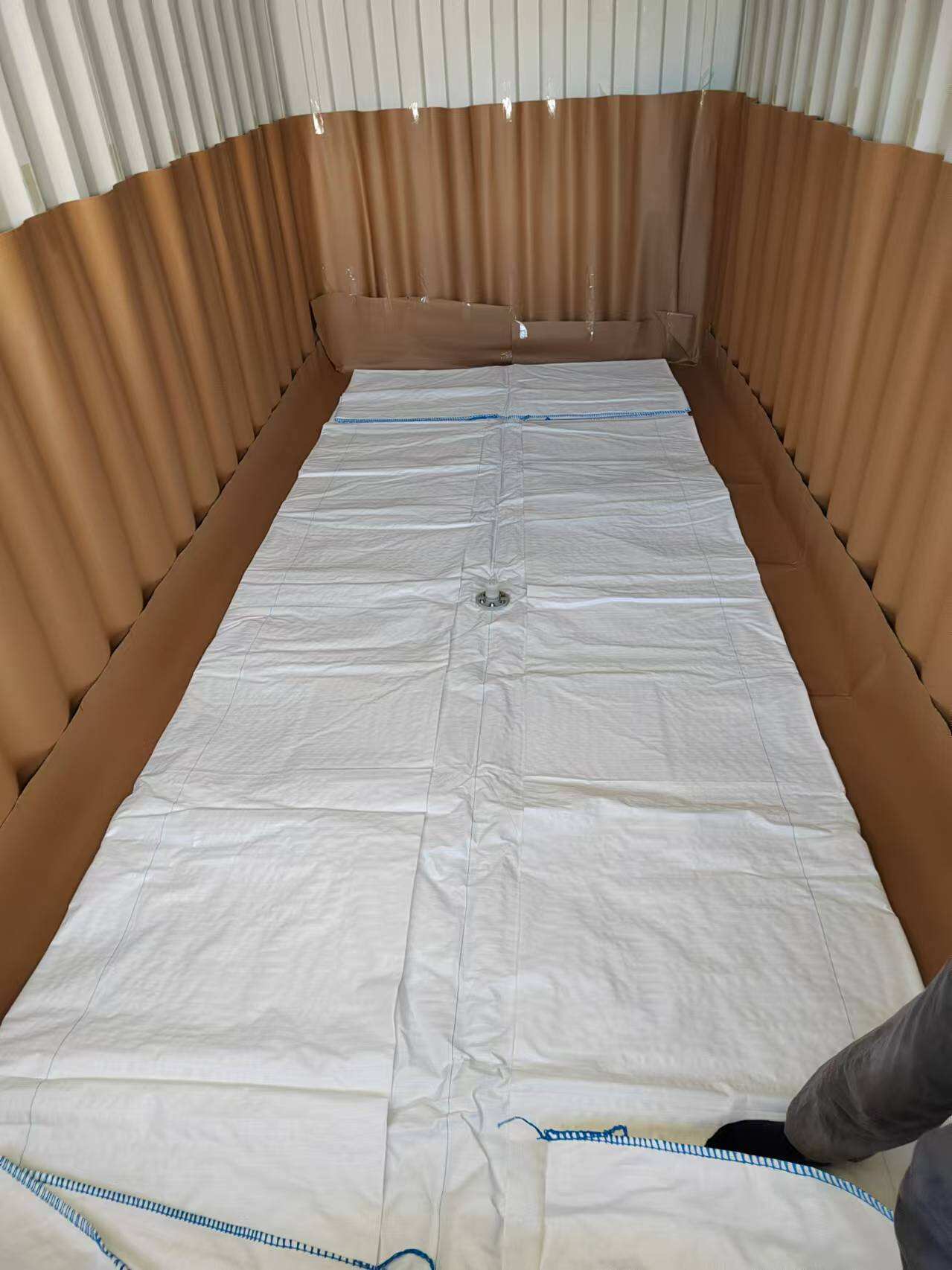 Packed in 21-ton liquid bags (2).jpg