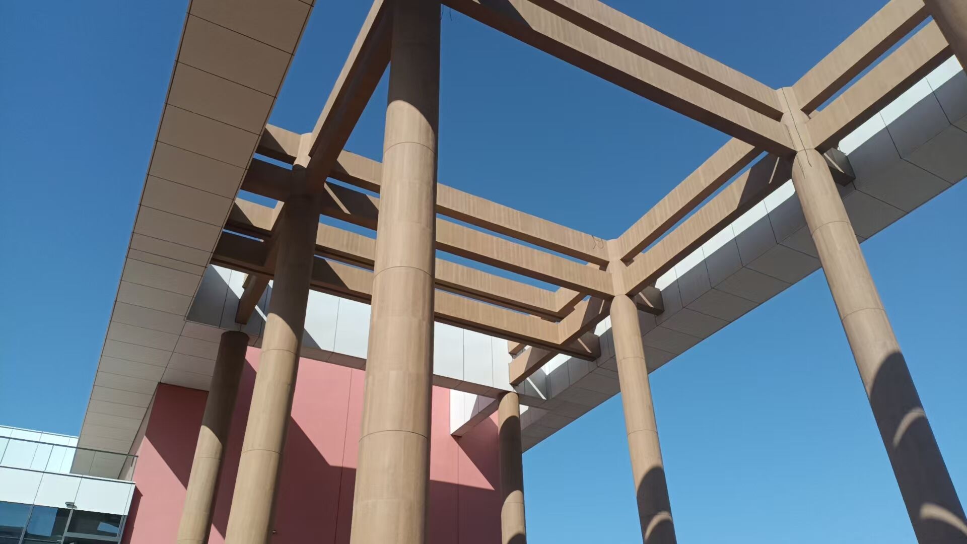 Sürdürülebilir Ahşap Görünümlü: Çevre Bilincine Sahip Turistik Yerler İçin Justone Esnek Taş Kaplama