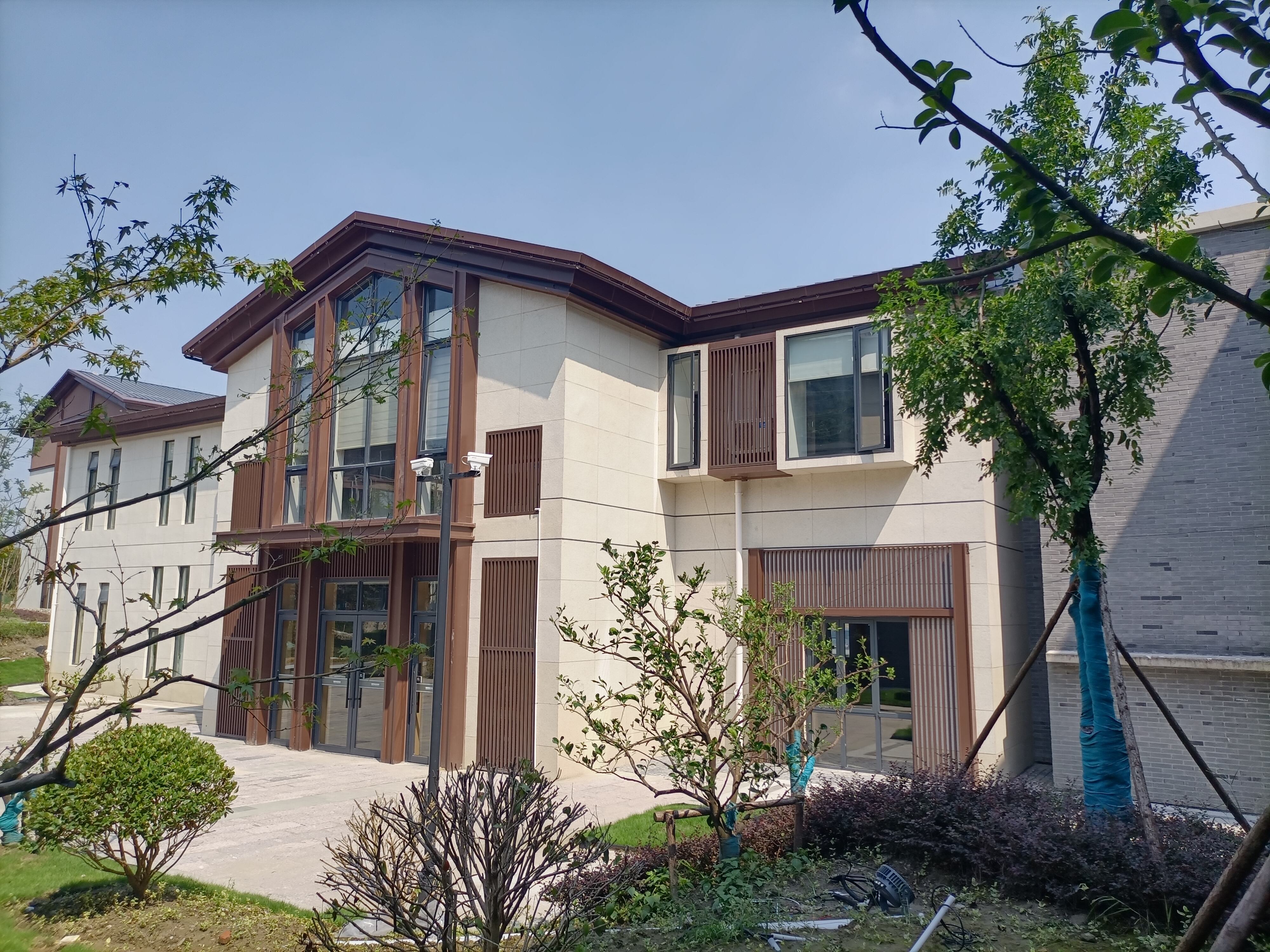 The perfect combination of granite and wood grain, used for the exterior facade of community buildings. Xiaoshan Xitou Huang Community Renovation