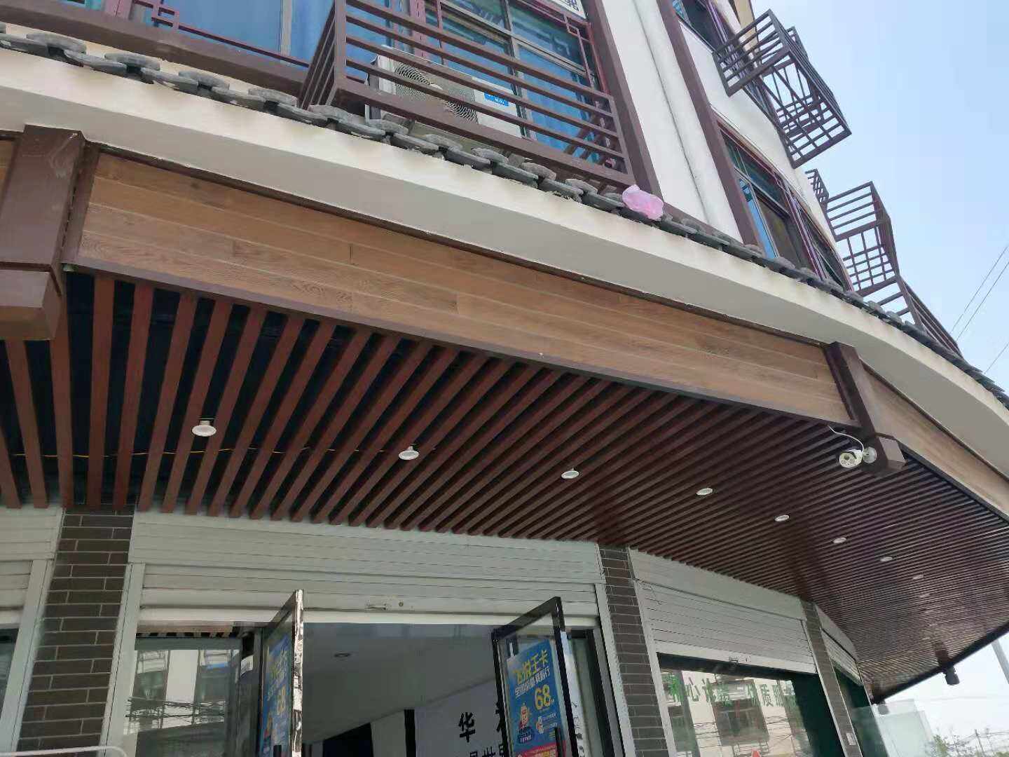 Sperimenta l'estetica naturale della texture a venature legnose: Justone Paving in Pietra Flessibile per il Design delle Ville