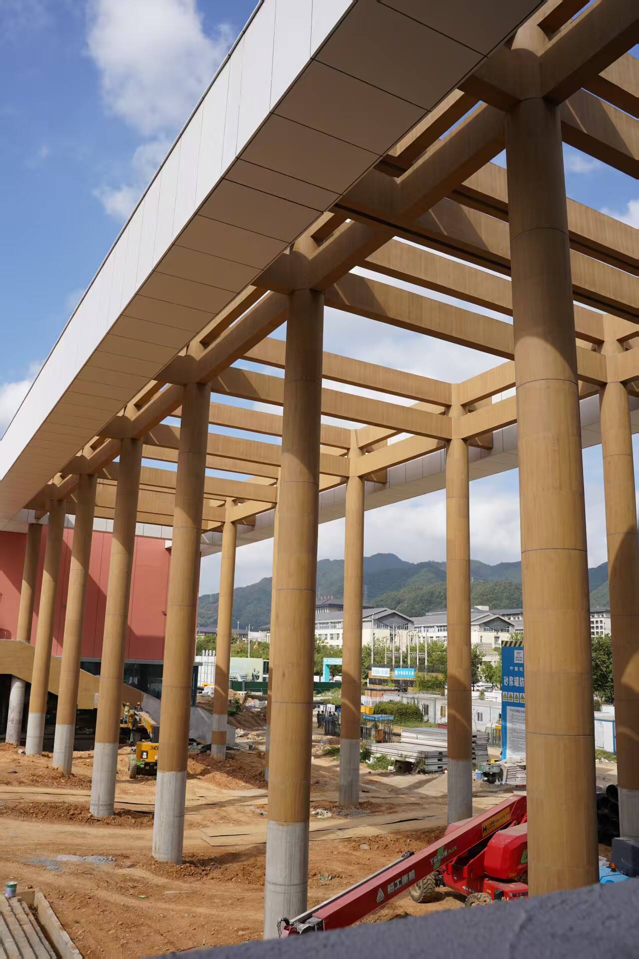 Слияние с природой: гибкая каменная облицовка Justone усиливает здания у озера Сайрам, придавая им естественную эстетику