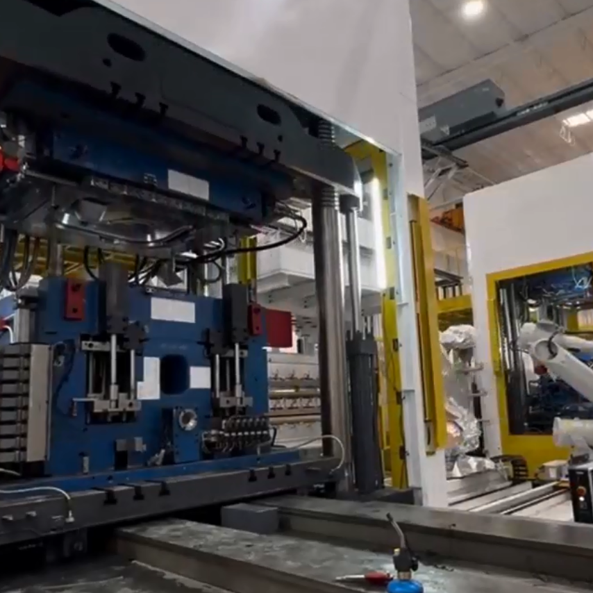 Pionowa prasa z poziomym wtryskiem, jednopłytowa, czterokolumnowa maszyna do formowania wtryskowego 600T (LZ-JS6000D) wspierająca efektywną produkcję paneli dźwiękochłonnych drzwi samochodowych