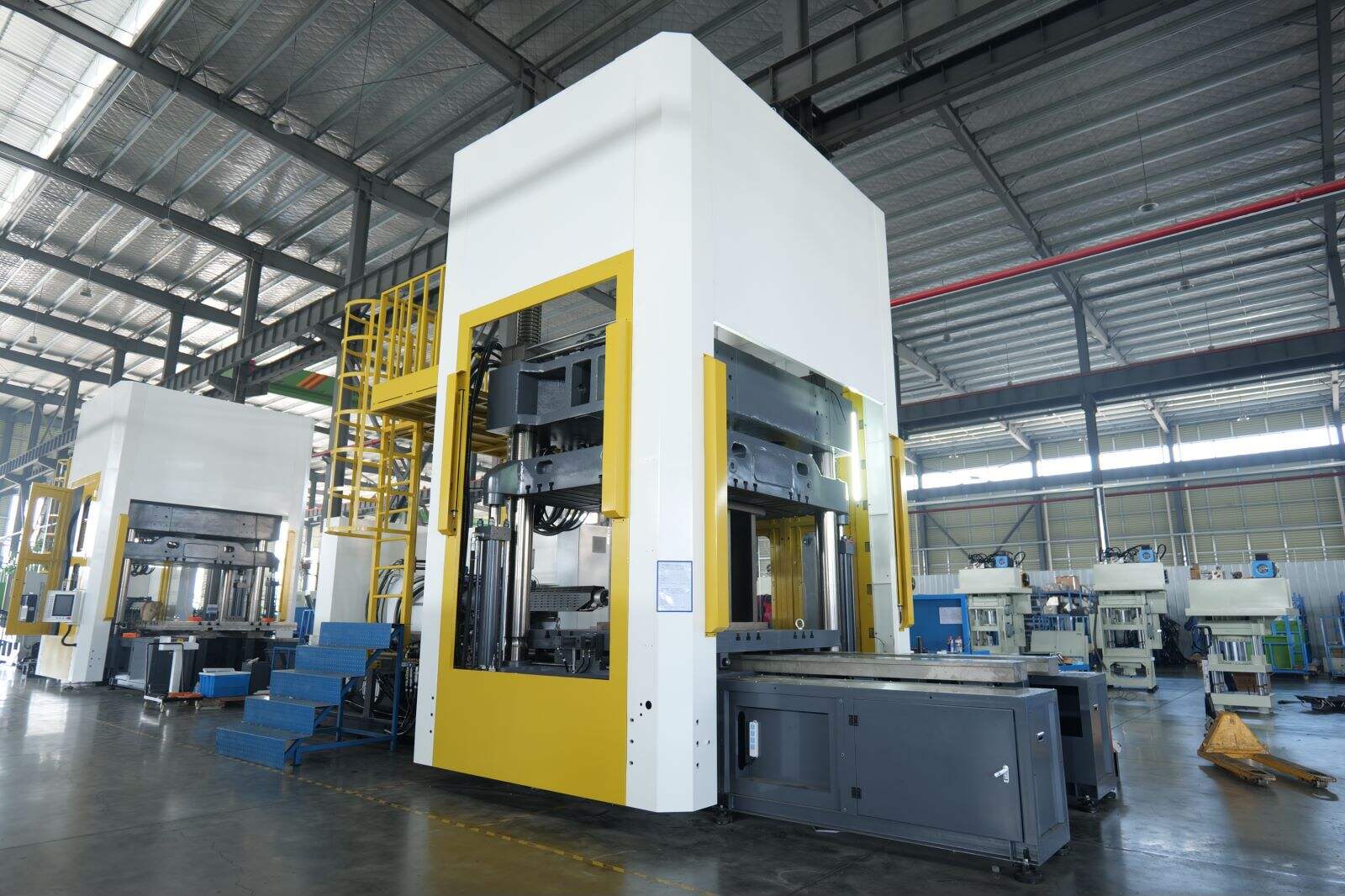 Vertical injection machine for automotive plastic parts